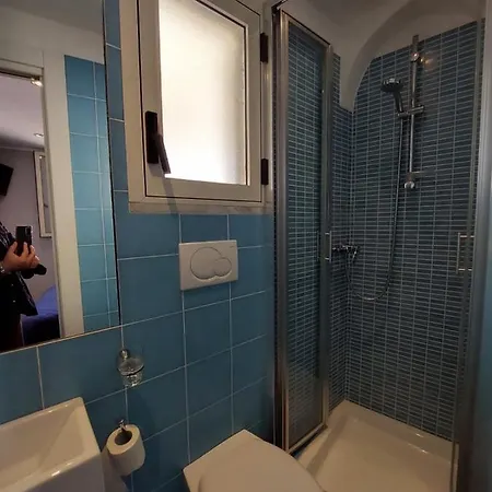 La Stanza Sul Porto Di Piccina Piccina Con Bagno Privato E Terrazzino Vista Mare Guest house *