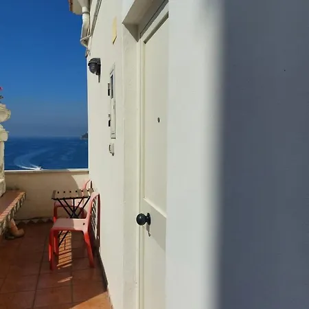 La Stanza Sul Porto Di Piccina Piccina Con Bagno Privato E Terrazzino Vista Mare Guest house