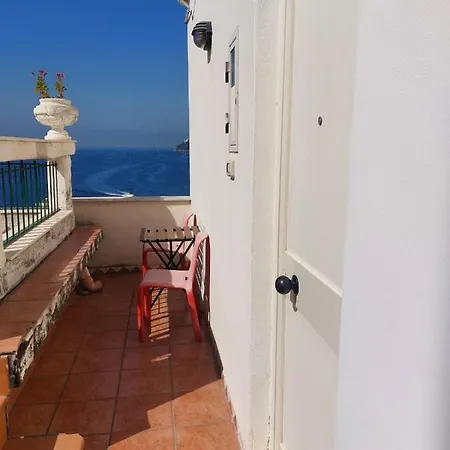 Guest house La Stanza Sul Porto Di Piccina Piccina Con Bagno Privato E Terrazzino Vista Mare