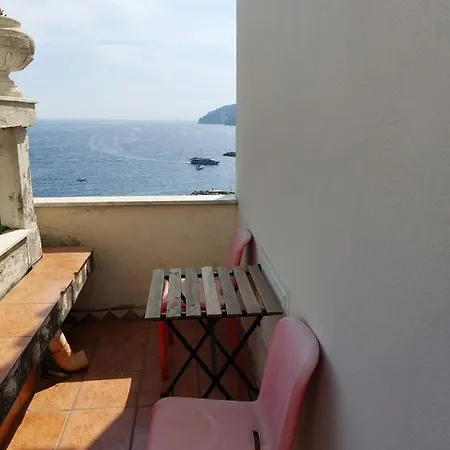 Guest house La Stanza Sul Porto Di Piccina Piccina Con Bagno Privato E Terrazzino Vista Mare Amalfi