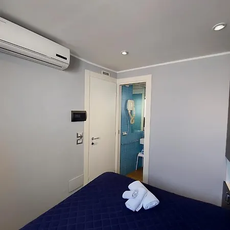 La Stanza Sul Porto Di Piccina Piccina Con Bagno Privato E Terrazzino Vista Mare Guest house