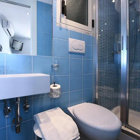 Guest house La Stanza Sul Porto Di Piccina Piccina Con Bagno Privato E Terrazzino Vista Mare